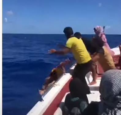 شاهد.. أب سوري يلقي طفله في البحر بعد وفاته عطشا على متن مركب للهجرة غير الشرعية 1