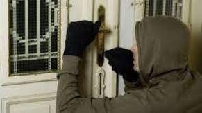 إحالة المتهم بسرقة المنازل عن طريق كسر الباب للمحاكمة 