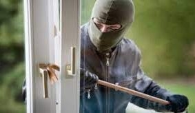 «كسرو الباب ودخلو الشقة».. ضبط 4 متهمين بتهمة سرقة أجنبي