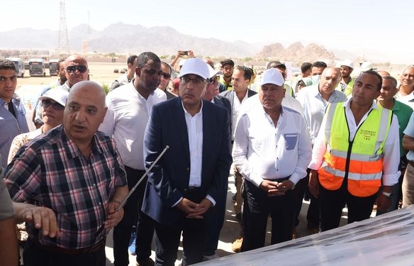 رئيس الوزراء يختتم زيارته لشرم الشيخ بتفقد السوق التجاري وتنفيذ طريق السلام