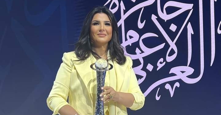 منى الشاذلي تفوز بجائزة الإعلام المرئي بمنتدى الإعلام العربي