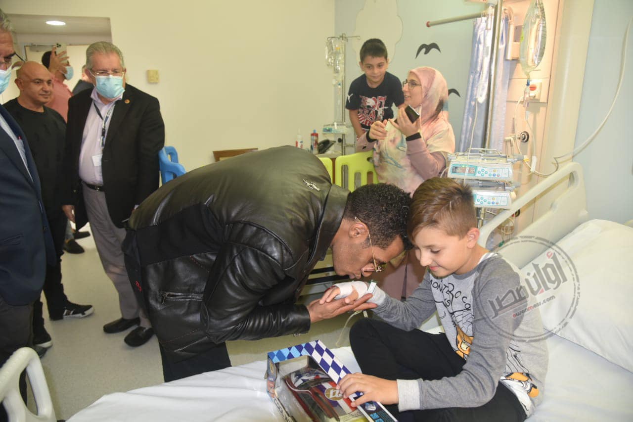 بالصور.. زيارة محمد رمضان لمستشفى سرطان الأطفال بـ بيروت 3