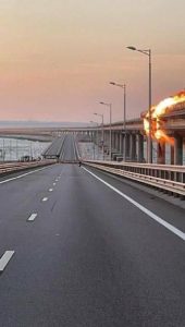 شاهد بالصور.. انفجار ضخم يستهدف جسر كيرتش في شبه جزيرة القرم 2