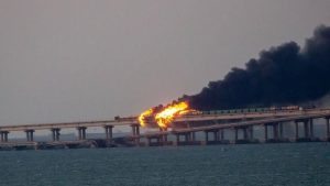 شاهد بالصور.. انفجار ضخم يستهدف جسر كيرتش في شبه جزيرة القرم 5
