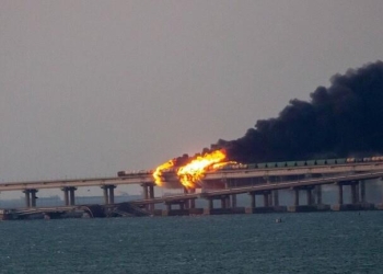 شاهد بالصور.. انفجار ضخم يستهدف جسر كيرتش في شبه جزيرة القرم 1