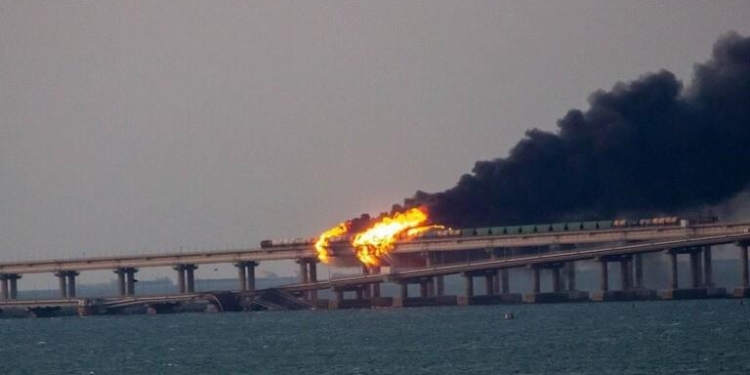 شاهد بالصور.. انفجار ضخم يستهدف جسر كيرتش في شبه جزيرة القرم 1