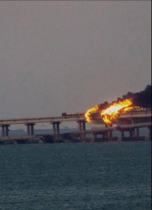 شاهد بالصور.. انفجار ضخم يستهدف جسر كيرتش في شبه جزيرة القرم 3