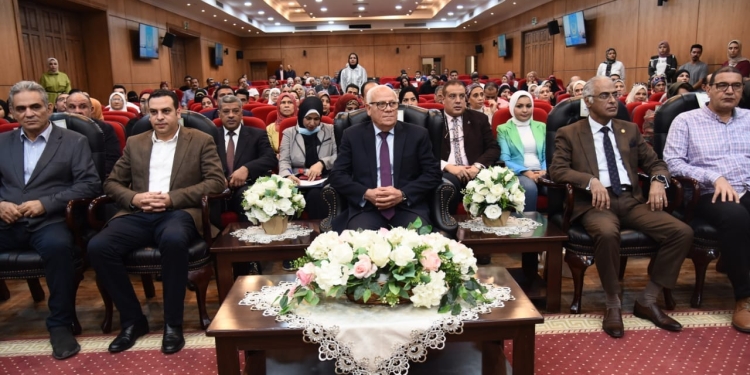 محافظ بورسعيد يؤكد على أهمية وعي المواطن بانجازات الدولة المصرية