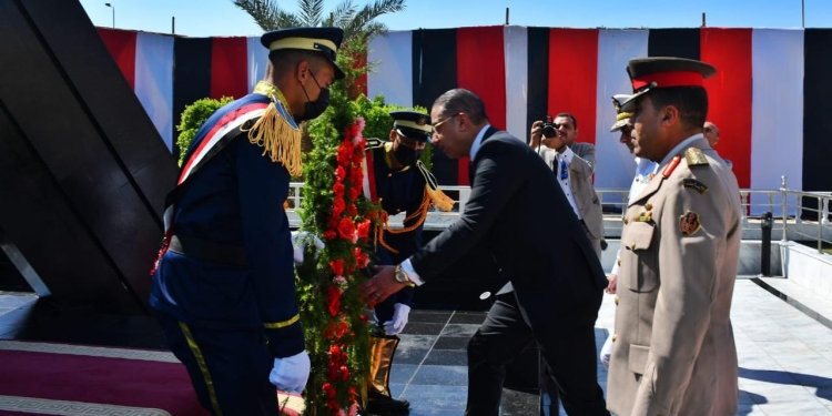 محافظ الفيوم يضع إكليلا من الزهور على النصب التذكارى للشهداء احتفالا بنصر أكتوبر