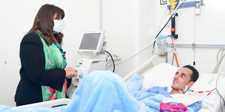 وزيرة الهجرة تزور أحمد حسين بمستشفى دار الشفاء للاطمئنان على حالته بعد عودته لمصر