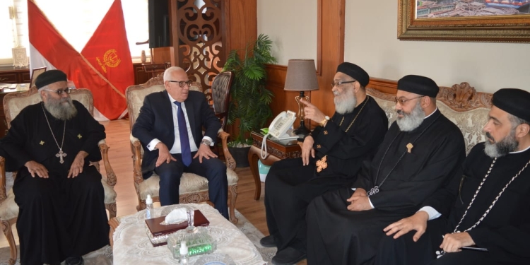 محافظ بورسعيد يستقبل وفدا من الكنيسة للتهنئة بذكرى انتصارات أكتوبر المجيدة