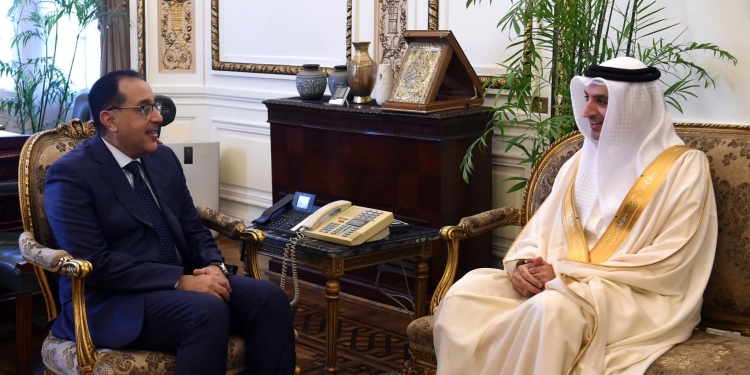 رئيس الوزراء يلتقي سفير البحرين لدى مصر بمناسبة انتهاء فترة عمله في القاهرة