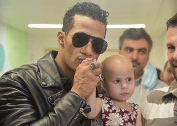 بالصور.. زيارة محمد رمضان لمستشفى سرطان الأطفال بـ بيروت