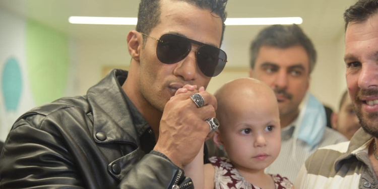 بالصور.. زيارة محمد رمضان لمستشفى سرطان الأطفال بـ بيروت