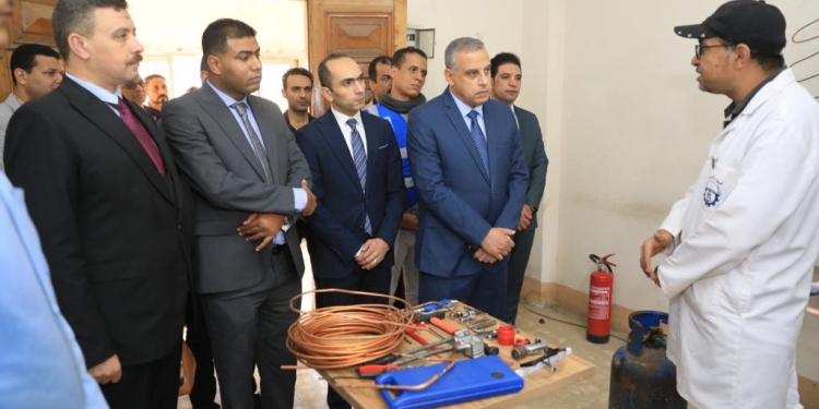 محافظ سوهاج يتفقد فعاليات المبادرة الوطنية لتطوير الصناعة المصرية «ابدأ»