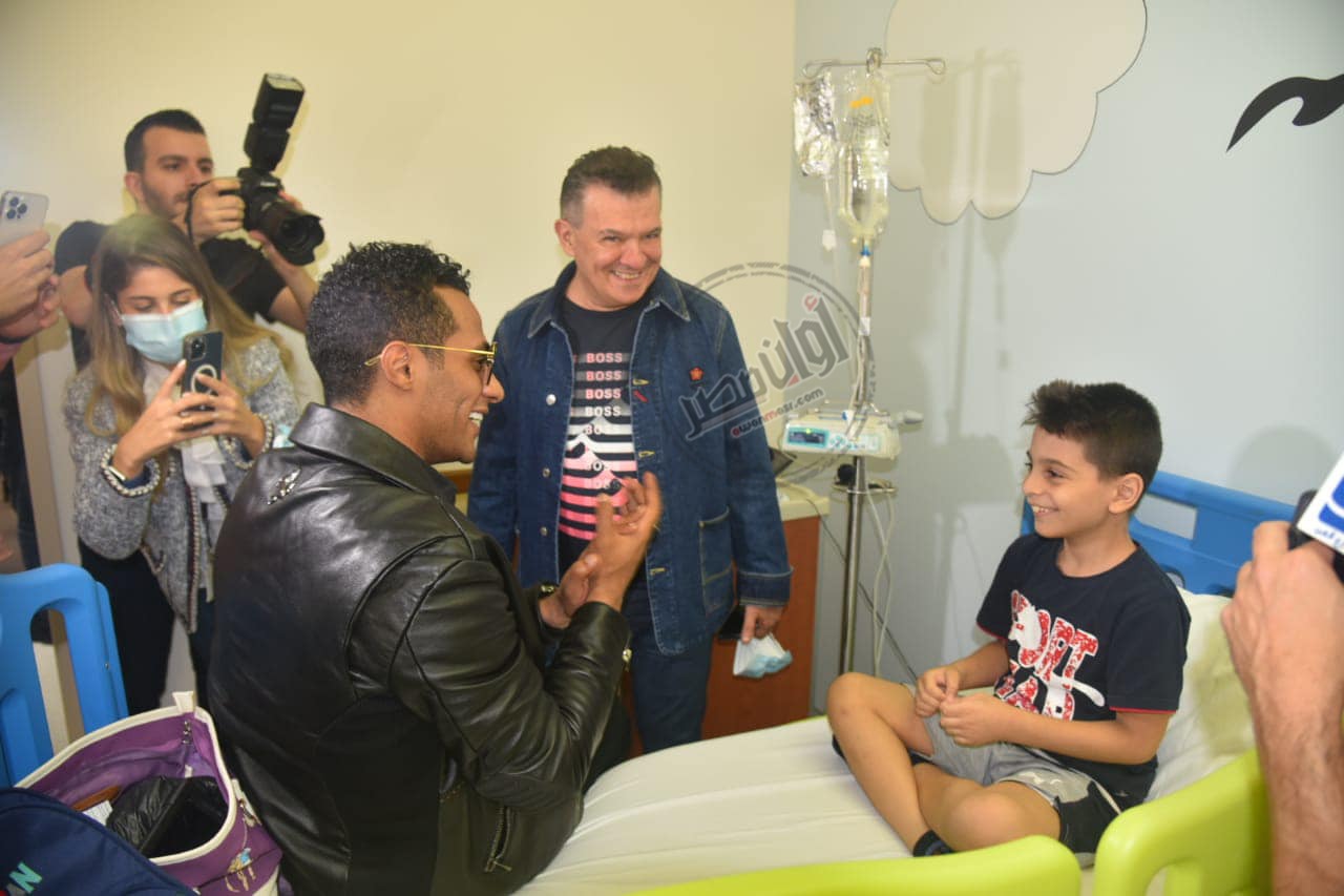 بالصور.. زيارة محمد رمضان لمستشفى سرطان الأطفال بـ بيروت 2