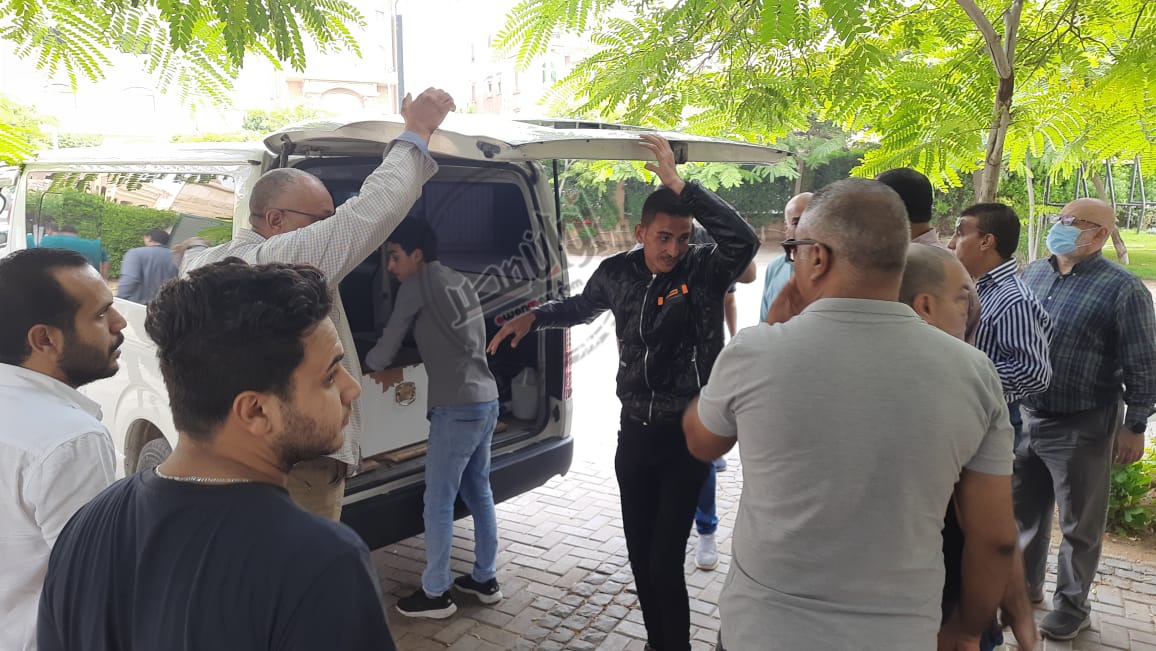 انهيار الإعلامية إيمان عز الدين خلال تشييع جثمان والدها اصور 1