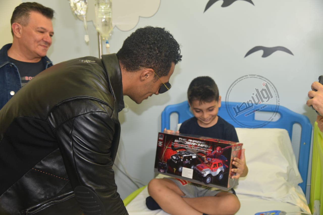 بالصور.. زيارة محمد رمضان لمستشفى سرطان الأطفال بـ بيروت 5