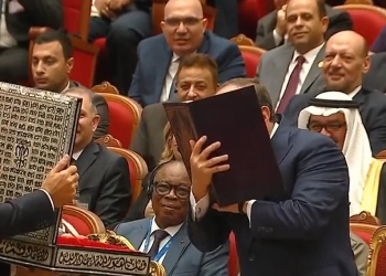 رئيس اتحاد الصناعات يهدي السيسي نسخة من القرآن الكريم 5
