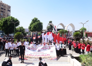 محافظ سوهاج ورئيس الجامعة يشاركان طلاب من أجل مصر بالمسيرة الوطنية احتفالاََ بالذكري 49 لإنتصارات أكتوبر