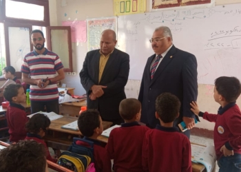وكيل تعليم سوهاج يُشرف على توزيع الكتب المدرسية في المدارس بـ أخميم