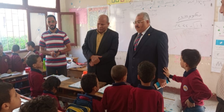 وكيل تعليم سوهاج يُشرف على توزيع الكتب المدرسية في المدارس بـ أخميم