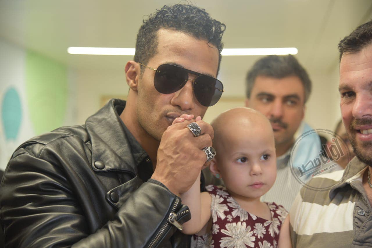 بالصور.. زيارة محمد رمضان لمستشفى سرطان الأطفال بـ بيروت 6