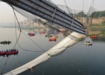ارتفاع عدد ضحايا انهيار جسر للمشاة بالهند إلى 130 قتيلا 1