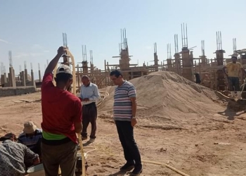 بالصور.. رئيس مدينة طور سيناء يتابع تطهير مخرات السيول 2