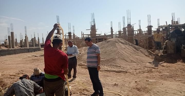 بالصور.. رئيس مدينة طور سيناء يتابع تطهير مخرات السيول 1