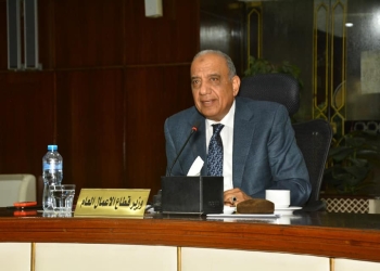 وزير قطاع الأعمال يجري زيارة مفاجئة لأحد فروع «عمر أفندي» بميدان الحجاز 1