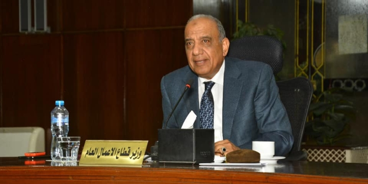 وزير قطاع الأعمال يجري زيارة مفاجئة لأحد فروع «عمر أفندي» بميدان الحجاز 1