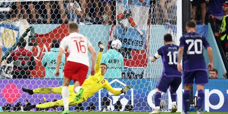 ميسي يهدر ضربة جزاء.. الأرجنتين تتعادل سلبيا مع بولندا في الشوط الأول 1