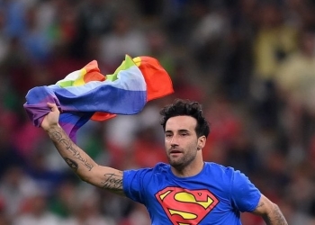 فيديو.. مشجع يقتحم ملعب مباراة البرتغال وأوروجواي في المونديال بـ«عَلَم المثليين» 5