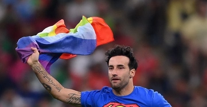 فيديو.. مشجع يقتحم ملعب مباراة البرتغال وأوروجواي في المونديال بـ«عَلَم المثليين» 1
