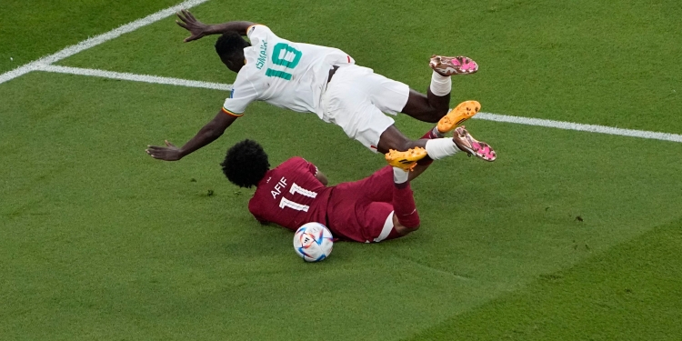 منتخب السنغال ينهي الشوط الأول متقدما علي قطر بهدف نظيف 1