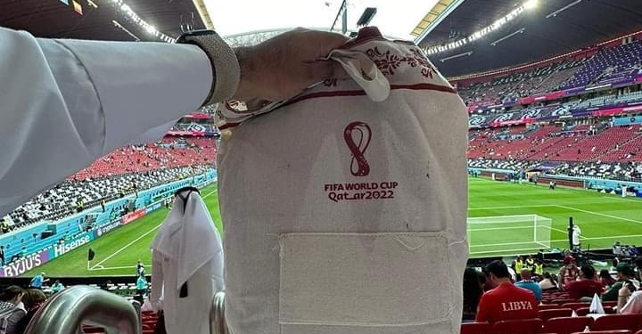 عاجل| توزيع مسك وعود على الجماهير قبل بداية مباراة قطر والإكوادور بـ كأس العالم 1