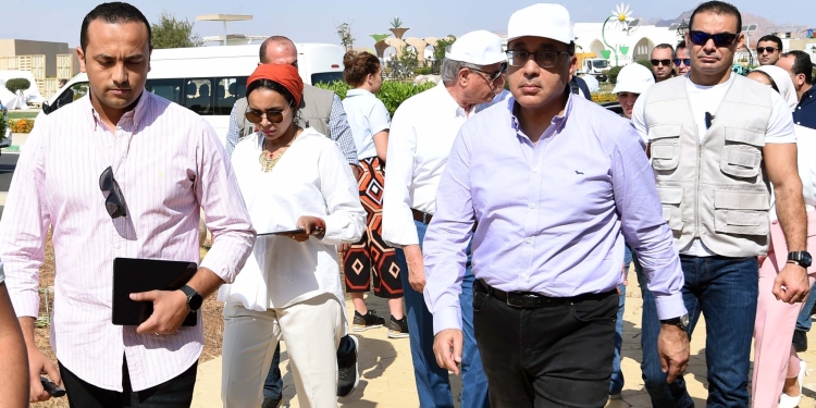 رئيس الوزراء يتفقد الممشى السياحي بشرم الشيخ