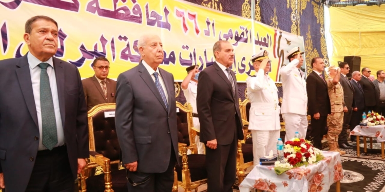 بالصور.. محافظ كفر الشيخ يضع إكليل الزهور على النصب التذكاري احتفالا بالعيد القومي للمحافظة