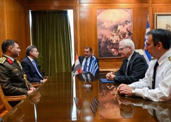 السفير المصري في أثينا يلتقي وزير الدفاع اليوناني
