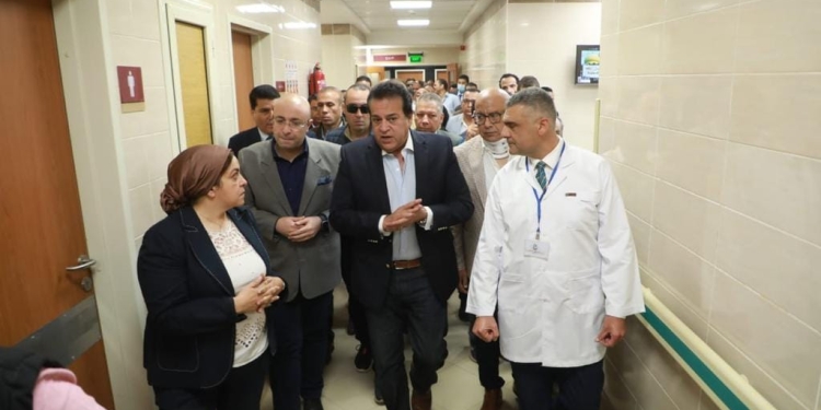 وزير الصحة يوجه بفتح تحقيق في مطالبة المرضى بشراء المستلزمات الطبية بـ مستشفى اهناسيا 1