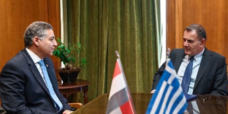 السفير المصري في أثينا يلتقي وزير الدفاع اليوناني 1
