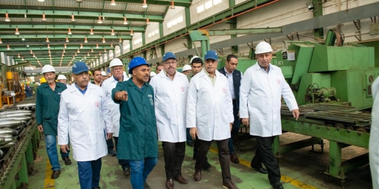 وزير الإنتاج الحربي يتابع سير عملية الإنتاج في «حلوان للصناعات الهندسية»