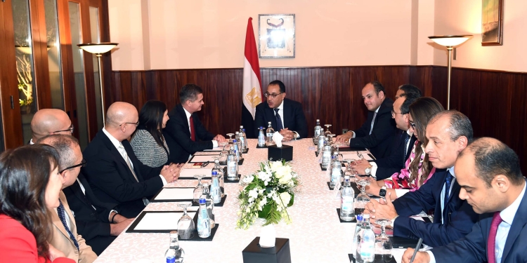 مدبولي يلتقي أعضاء مجلس إدارة "كوكاكولا هيلينيك" ويؤكد دعم مصر للقطاع الخاص