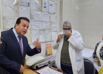 موجهًا بـ زيادة أماكن استقبال المترددين.. وزير الصحة يتفقد مكتب صحة مدينة نصر