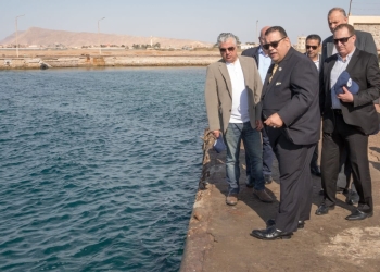 على هامش مشاركته في قمة المناخ.. رئيس اقتصادية قناة السويس يتفقد ميناء الطور