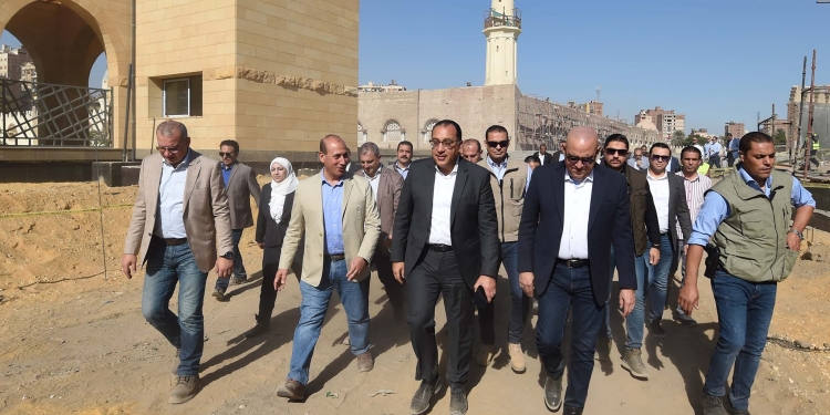 رئيس الوزراء يتفقد أعمال تطوير ساحة جامع عمرو بن العاص