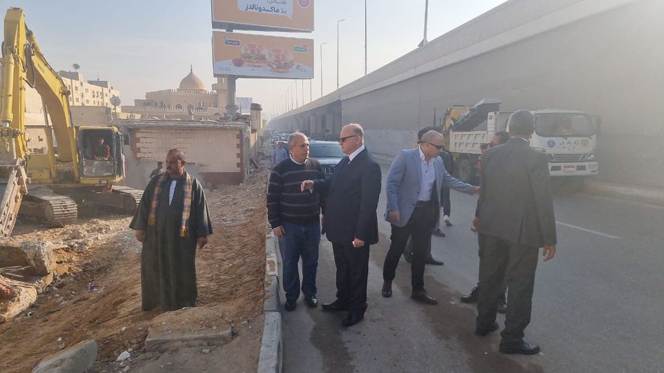 محافظ القاهرة يتفقد أعمال الإزالة الجارية لتعارضات توسعة طريق السويس 3