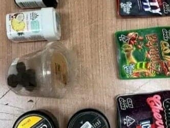 ضبط محاولة تهريب عدد من أكياس الماريجوانا وعلب الحلوى المخلوطة بالمخدرات بـ مطار القاهرة 4