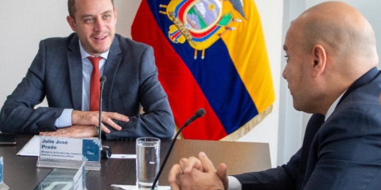 سفير مصر في كيتو يلتقي وزير الإنتاج والتجارة الخارجية بالإكوادور 1